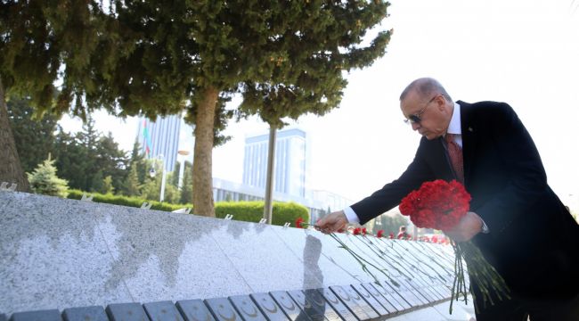 Cumhurbaşkanı Erdoğan, Bakü'de Türk Şehitliğini ziyaret etti