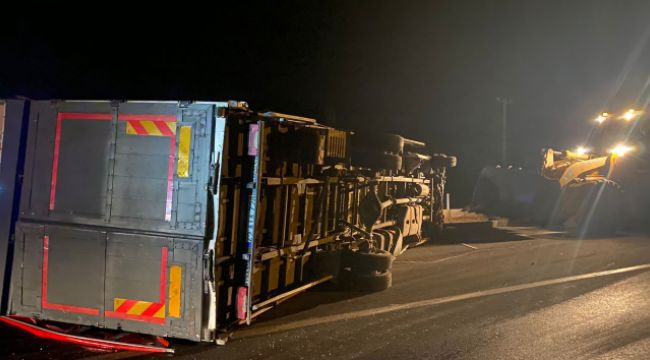 Demir sac yüklü kamyonet yol ortasına devrildi