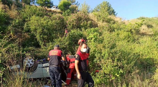 Dereye uçan otomobilde sıkışan sürücü kurtarıldı