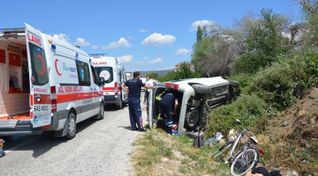 Devrilen aracın içinde sıkışan yaralıları itfaiye kurtardı