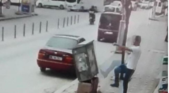 Direğe tekme attı, telefon panosunu devirdi