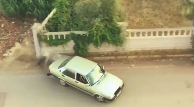 Drift yaparken köpeği görüp kontrolden çıktı, duvara çarparak durabildi