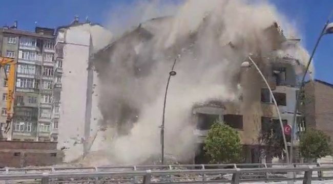 Elazığ'da ağır hasarlı 8 katlı bina korna sesi ile yıkıldı