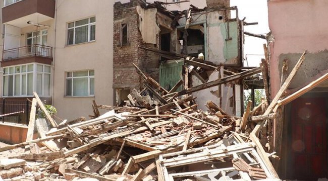 Ereğli'de 2 katlı metruk bina çöktü