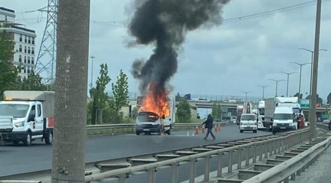 Esenyurt TEM'de kamyonet alev alev yandı