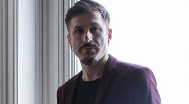 Ev kirasını ödemek için iki gitarını sattı