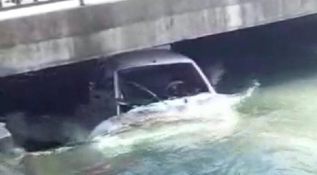 Hafif ticari araçla çarpışan otomobil, sulama kanalına uçtu!