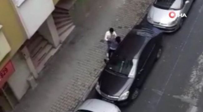 Hamile karısını sokak ortasında dövdü