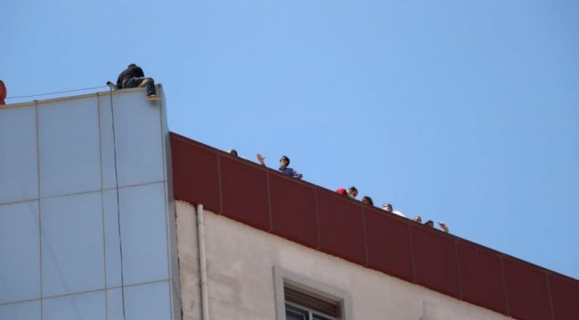 Hastanenin çatısına çıkan genci polis ikna ederek aşağı indirdi