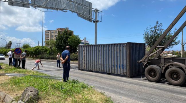 Hatay'da tırın açılan dorsesi yön levhalarına çarptı