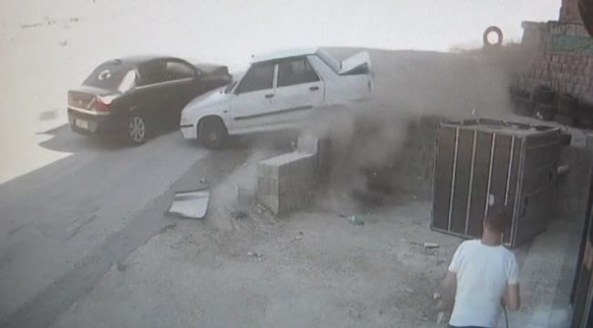 İş yerinin camını temizlerken ezilmekten kıl payı kurtuldu