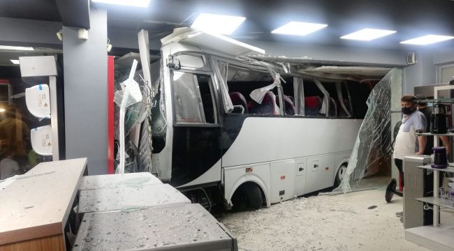 İŞÇİ SERVİSİ MOBİLYA MAĞAZASINA DALDI