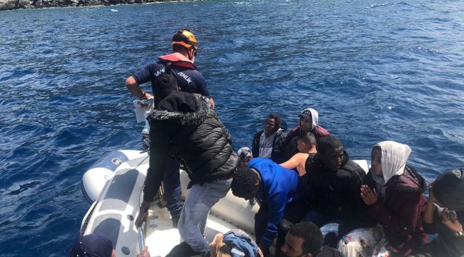 İZMİR&#039;DE DÜZENSİZ GÖÇMENLER KURTARILDI