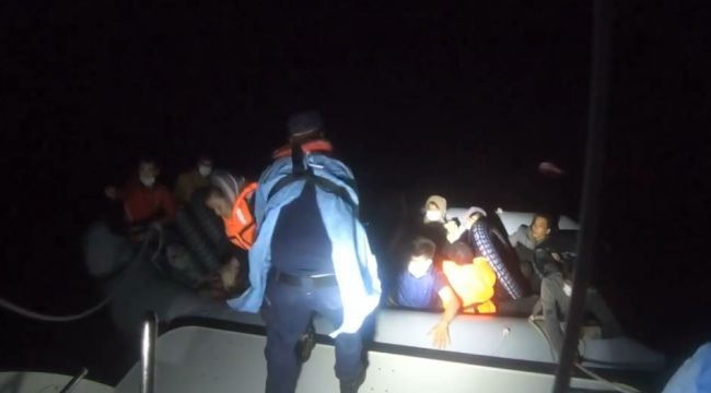 İZMİR'DE DÜZENSİZ GÖÇMENLER KURTARILDI