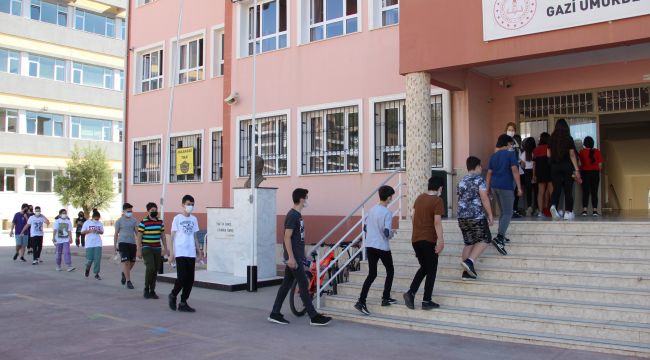 İZMİR'DE LGS HEYECANI YAŞANDI