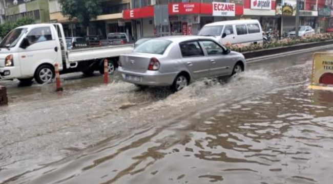 İZMİR'DE SAĞANAK HAYATI OLUMSUZ ETKİLEDİ