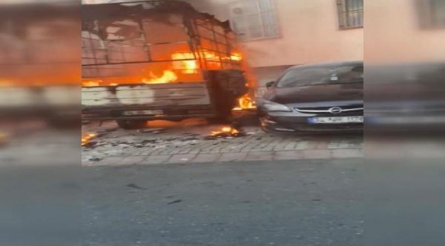Kağıthane'de ısınmak için ateş yaktılar, araç alev topuna döndü