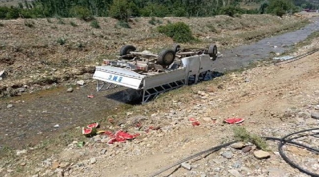 Kamyonet su kanalına düştü