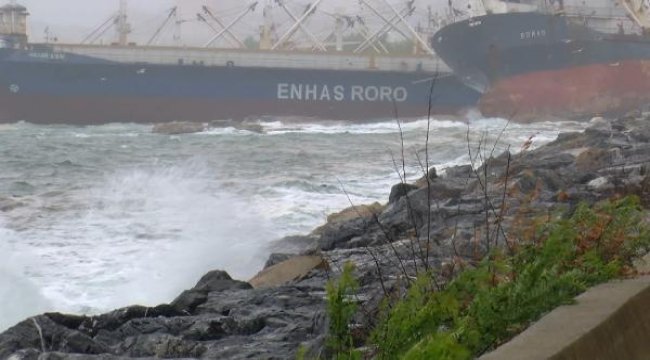 Kartal'da sürüklenen gemi, kıyıdaki başka bir gemiye yaslandı