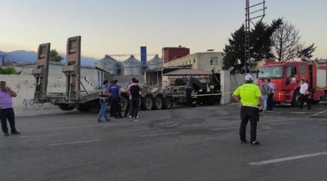 Lastiği patlayan askeri TIR, fabrikaya girdi