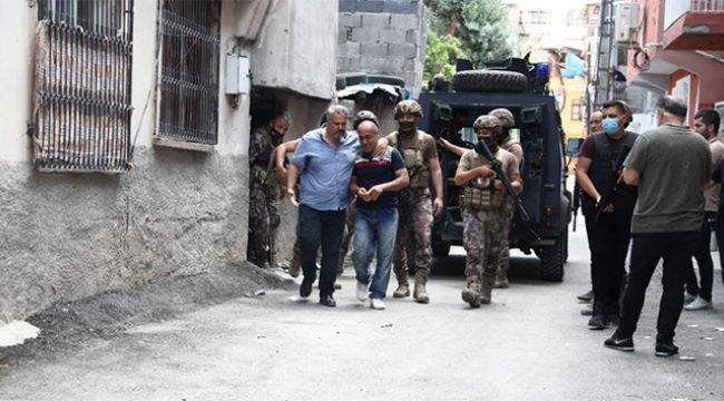 Linç edilmekten polis havaya ateş açarak kurtardı