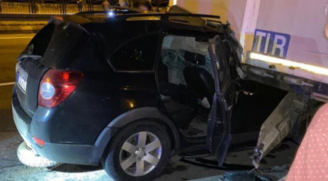 Lüks jip park halindeki tırın altına girdi