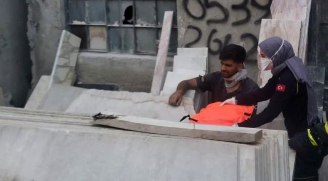 Mermer blokların altında sıkışan işçiyi itfaiye kurtardı