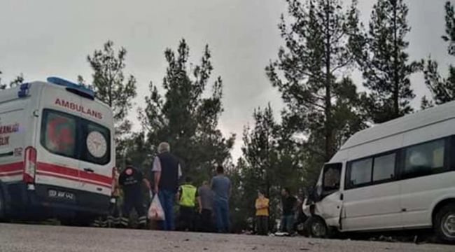 Mersin'de servis aracı ile otomobil çarpıştı