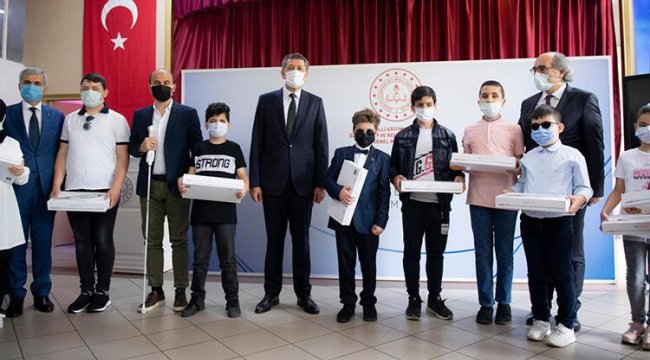 Ziya Selçuk, görme yetersizliği olan öğrencilere akıllı baston dağıttı