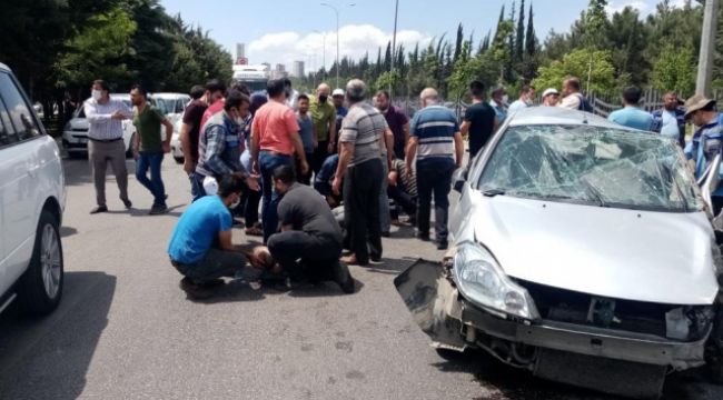 Otomobil önce aydınlatma direğine sonra başka araca çarptı