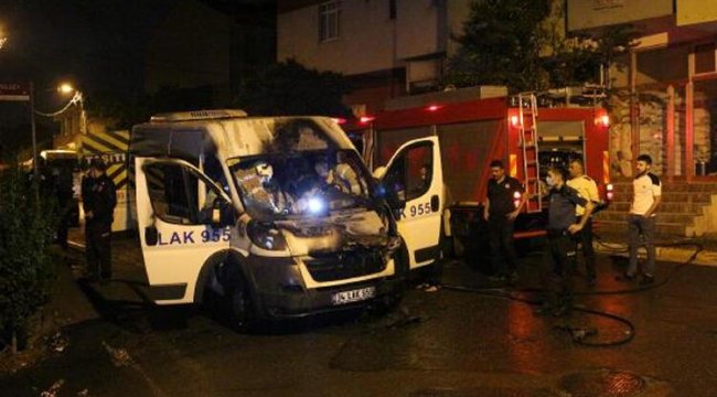 Park halindeki minibüs alev alev yandı