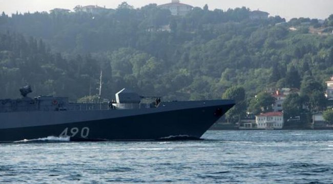 Rus savaş gemileri peş peşe İstanbul Boğazı'ndan geçti