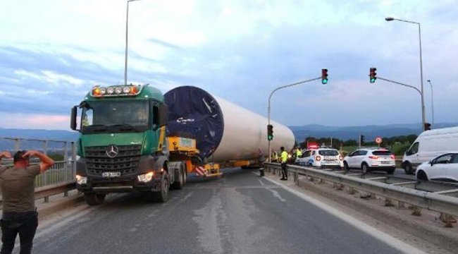 Rüzgar türbini gövdesi yüklü TIR'ın dönüşü için yoğun çaba