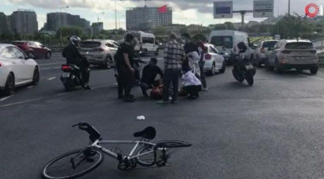 Sahil yolundan hızla gelen otomobil bisikletliye çarptı