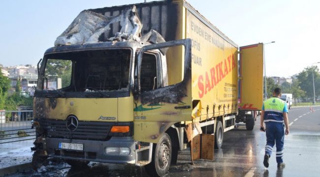 Samatya'da seyir halindeki kamyon yandı