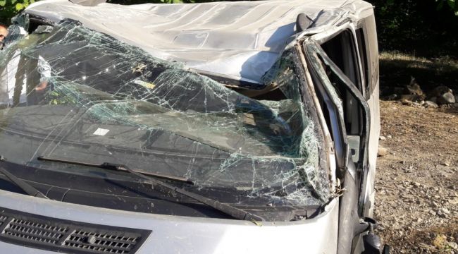 Şarampole yuvarlanıp onlarca takla atan araçtan sağ kurtuldu