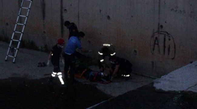 Serinlemek için girdiği derede mahsur kaldı