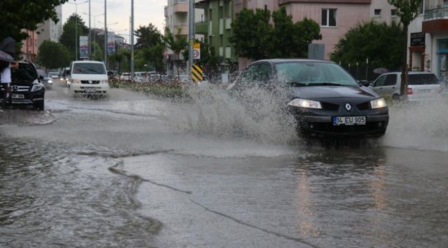 Şiddetli yağmur caddeleri suyla doldurdu