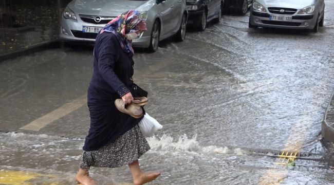Şiddetli yağmur Kırıkkale'de yolları göle çevirdi