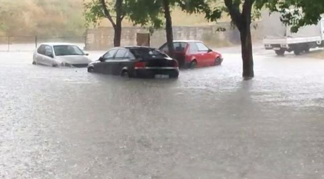 Sultangazi'de araçlar suda mahsur kaldı