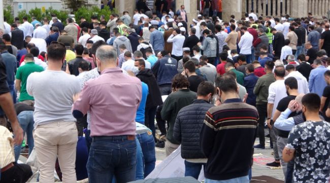TAKSİM CAMİİ CUMA NAMAZINDA DOLDU TAŞTI