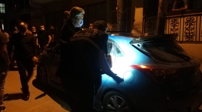 TRAFİKTE TARTIŞTIKLARI ARACA SALDIRDILAR