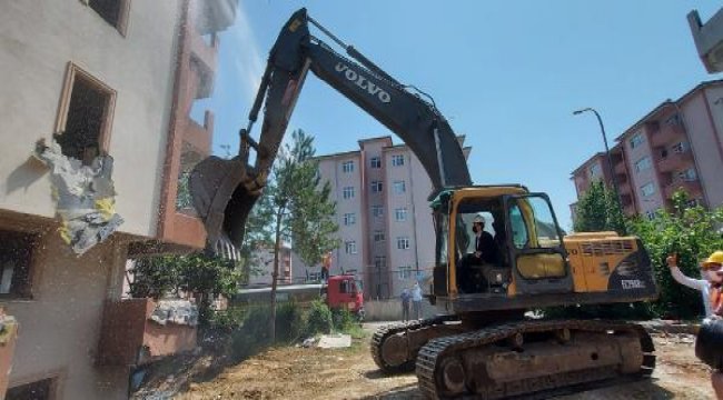 Tuzla’da deprem riski taşıyan binalar yıkılıyor