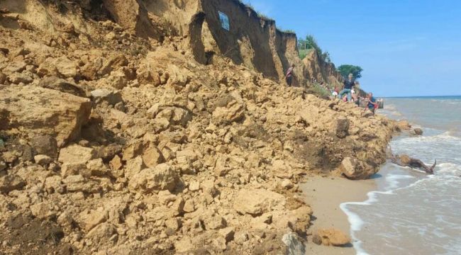 Ukrayna'da plajda toprak kayması yaşandı
