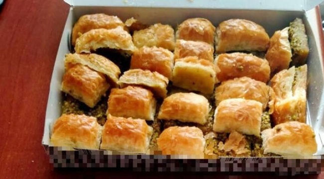 Uyuşturucuları kutudaki baklavaların arasına gizlemiş