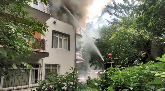 Yangında mahsur kalan çocuğu balkona tırmanıp kurtardılar