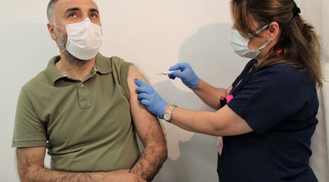 Yerli aşı TURKOVAC'ın Faz-3 çalışmalarında gönüllüler aşılanıyor