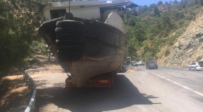 Yolda kalan tekne yüklü çekiciye polisler yardım etti