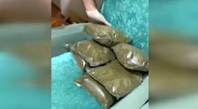 Çöp poşetinden bonzai, yemek masasının içinden kokain çıktı