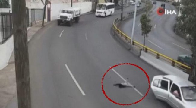 Küçük çocuk seyir halindeki araçtan yola düştü! O anlar saniye saniye görüntülendi